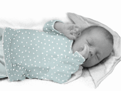 Een baby slaapt met duimpje in zijn mond.