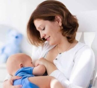 Moeder geeft baby de borst.