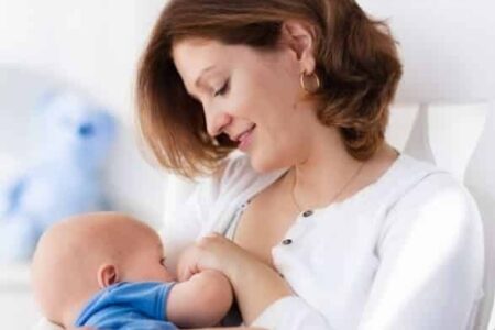 Moeder geeft baby de borst.